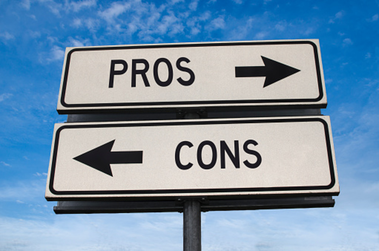 An image showing Pros and cons board sign.