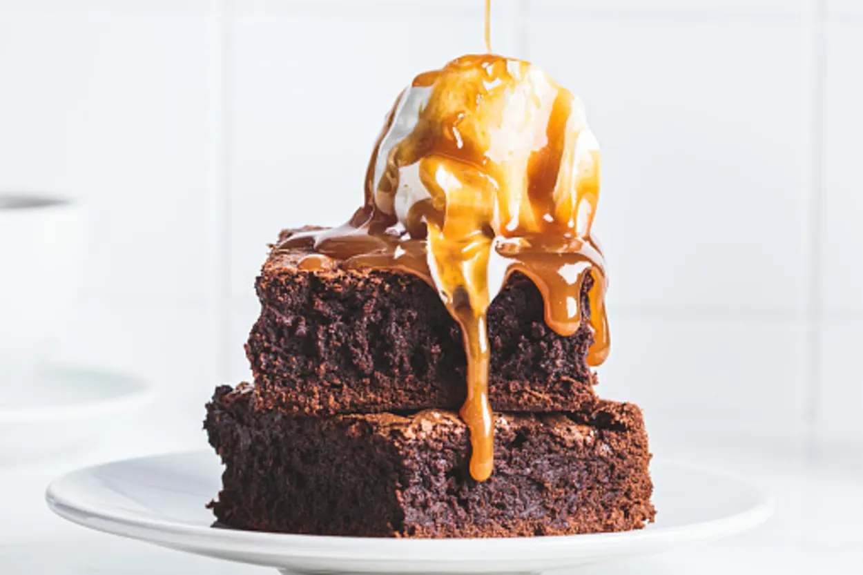 caramel ice cream on the top of a fudge brownie