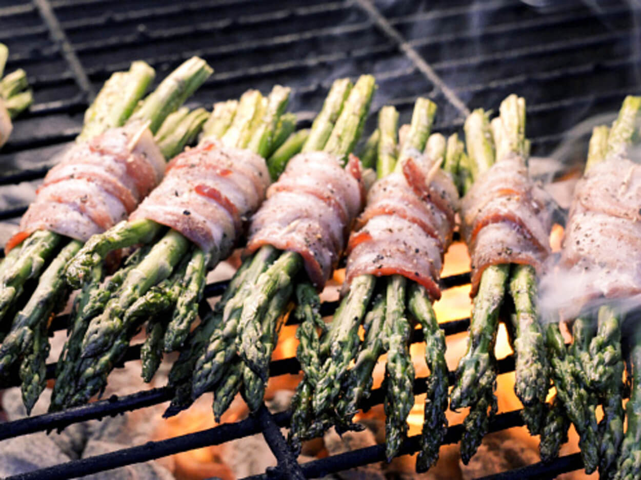 Bacon-wrapped asparagus on the grill