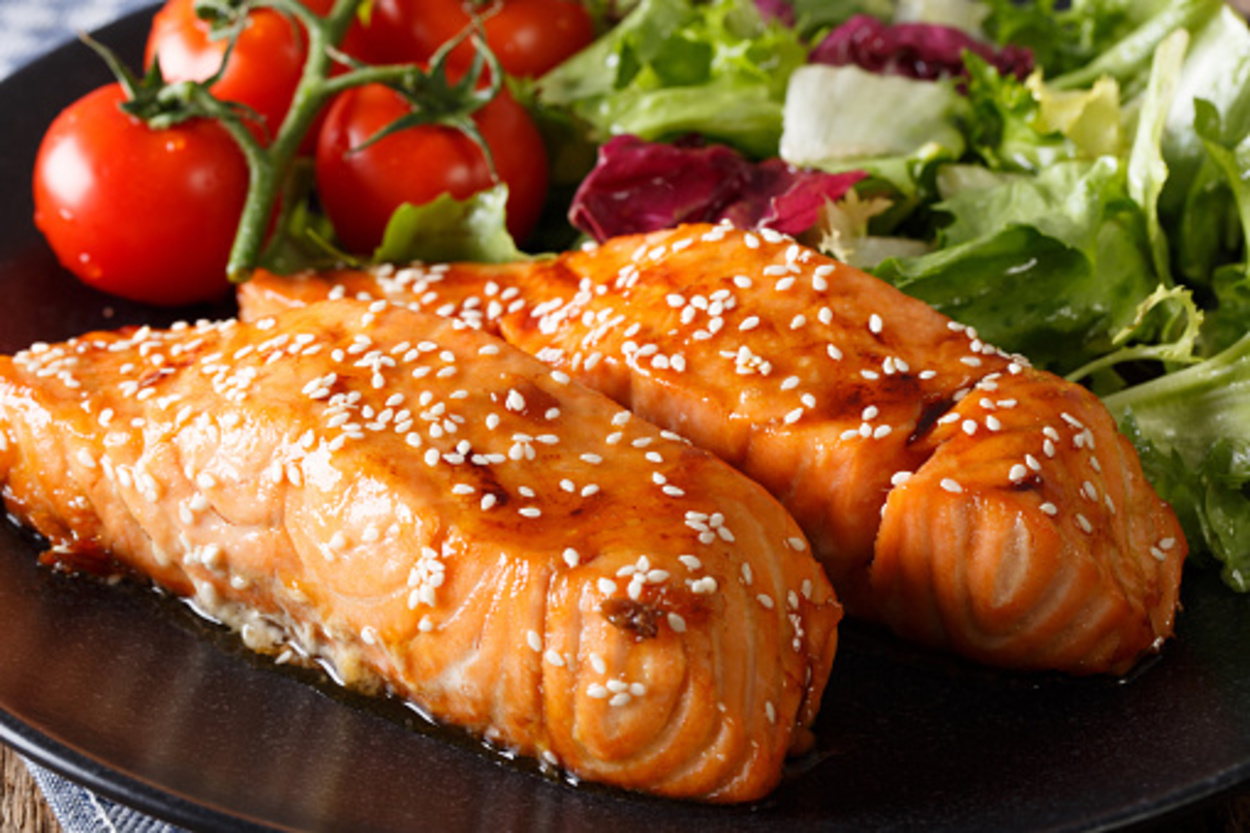 Salmon fillets garnished with sesame and served with veggies and 