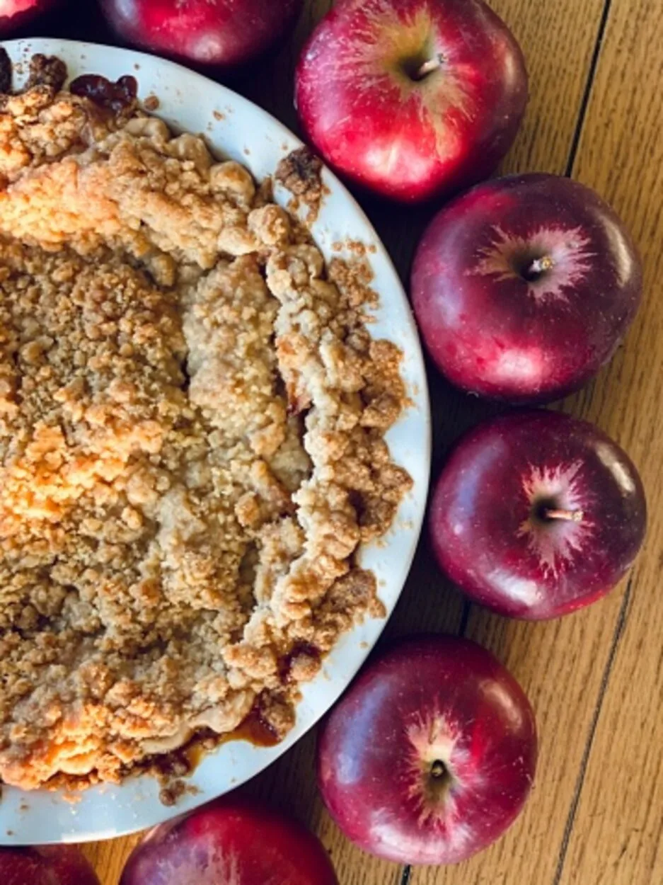 Apple crumble pie with whole apples