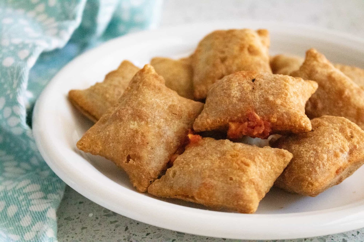 pizza rolls served in a round plate