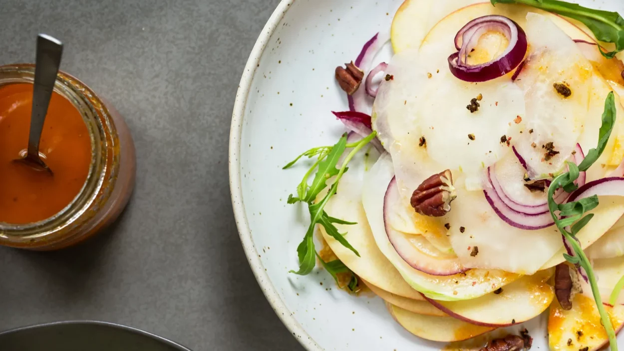 kohlrabi with apple and pecan salad