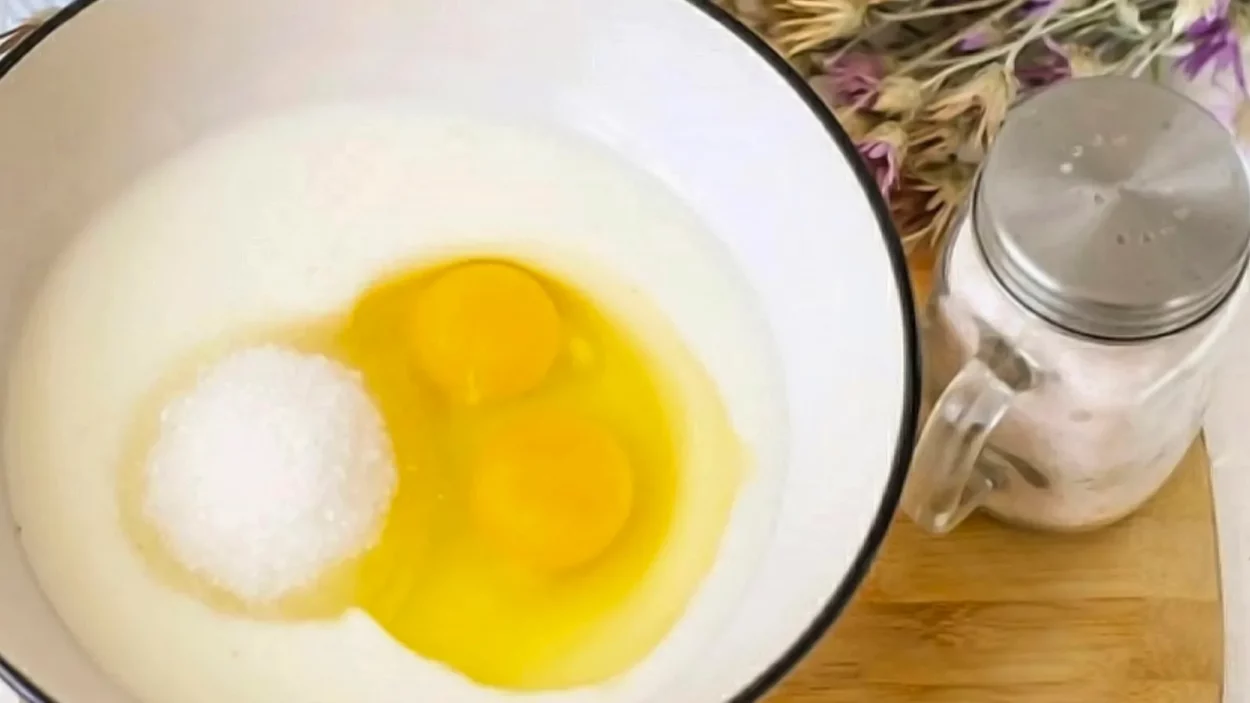 Drive chicken eggs into a deep container.
