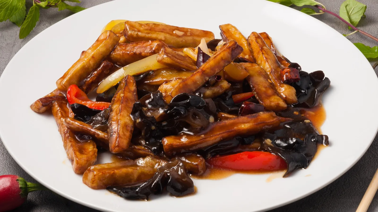 Tasty eggplant strips in Yu Xiyan sauce with bell pepper, mushrooms and carrots.