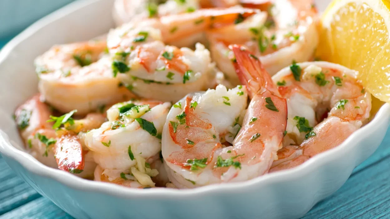 A delicious bowl of shrimp scampi with garlic, butter, and parsley.